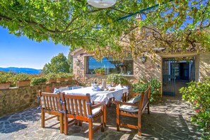 Outdoor dining - Villa Saragano by MMega (Gualdo Cattaneo)