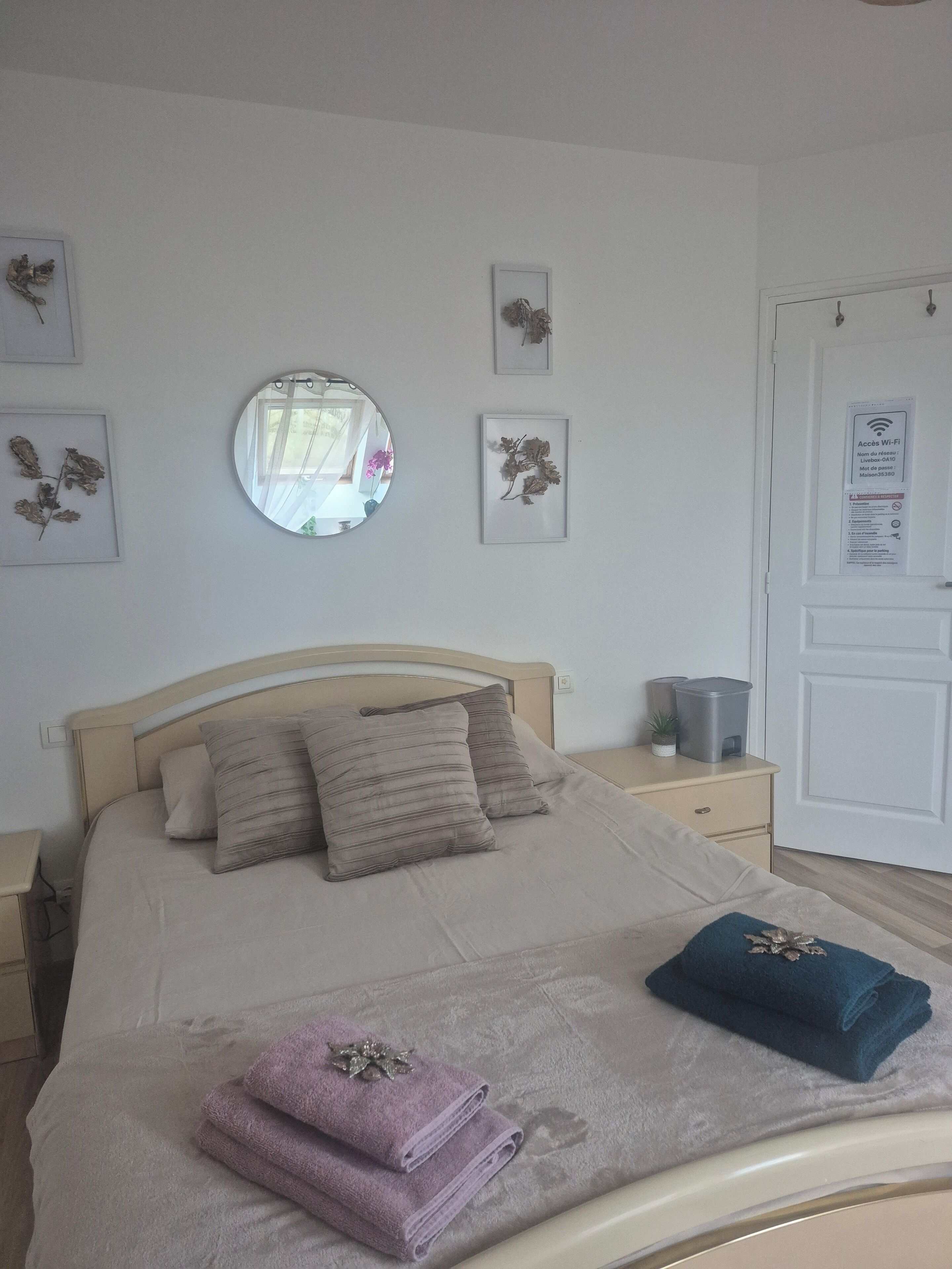 Tabla de planchar con plancha, wifi y ropa de cama 