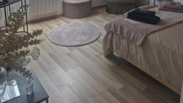 A bedroom with a bed, a chair, a TV, a radiator, and a window with curtains. - Bed & Breakfast (Maxent)