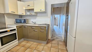 Geladeira, micro-ondas, cooktop, lava-louças