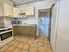 Geladeira, micro-ondas, cooktop, lava-louças