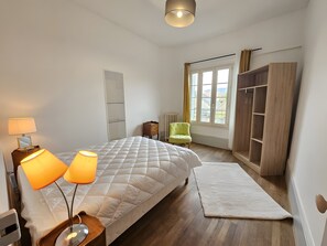 Unclassified image, 4 of 10, button - 'Au Cœur De Ville' Apartment with Wi-Fi (Bourbon-Lancy)