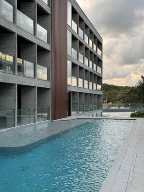 Luokittelematon kuva, 4 kautta 24, painike