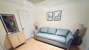 Living area - 3BD/3.5 BR IN MIDTOWN & ATLANTIC STATION W/ FREE PARKING , WIFI (Atlanta)