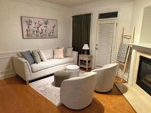 Living area - 3BD/3.5 BR IN MIDTOWN & ATLANTIC STATION W/ FREE PARKING , WIFI (Atlanta)