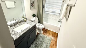 Hair dryer, towels, soap, toilet paper - 3BD/3.5 BR IN MIDTOWN & ATLANTIC STATION W/ FREE PARKING , WIFI (Atlanta)