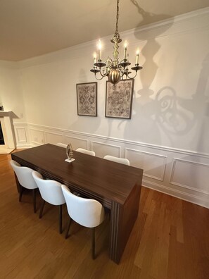 Dining - 3BD/3.5 BR IN MIDTOWN & ATLANTIC STATION W/ FREE PARKING , WIFI (Atlanta)