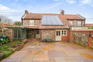 Exterior - Western Cottage - sleeps 6 guests  in 3 bedrooms (South Creake)