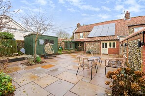 Outdoor dining - Western Cottage - sleeps 6 guests  in 3 bedrooms (South Creake)