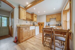 Fridge, microwave, oven - Western Cottage - sleeps 6 guests  in 3 bedrooms (South Creake)