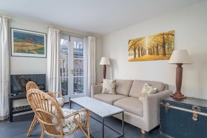 Smart TV - Stylish 2BR Flat w/Garden Near Buckingham Palace (London)