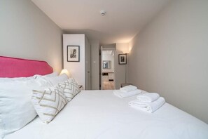 2 bedrooms, iron/ironing board, WiFi, bed sheets - Stylish 2BR Flat w/Garden Near Buckingham Palace (London)