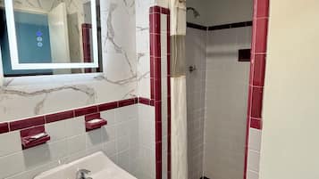 Chambre Deluxe double | Salle de bain | Douche, serviettes fournies, savon, shampooing