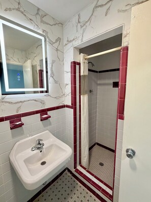 Bathroom - Deluxe Inn (Wilson)