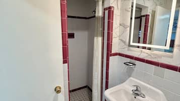 Deluxe Single Room | Bathroom | Shower, towels, soap, shampoo