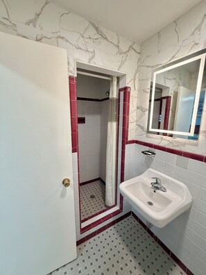 Deluxe Single Room | Bathroom | Shower, towels, soap, shampoo