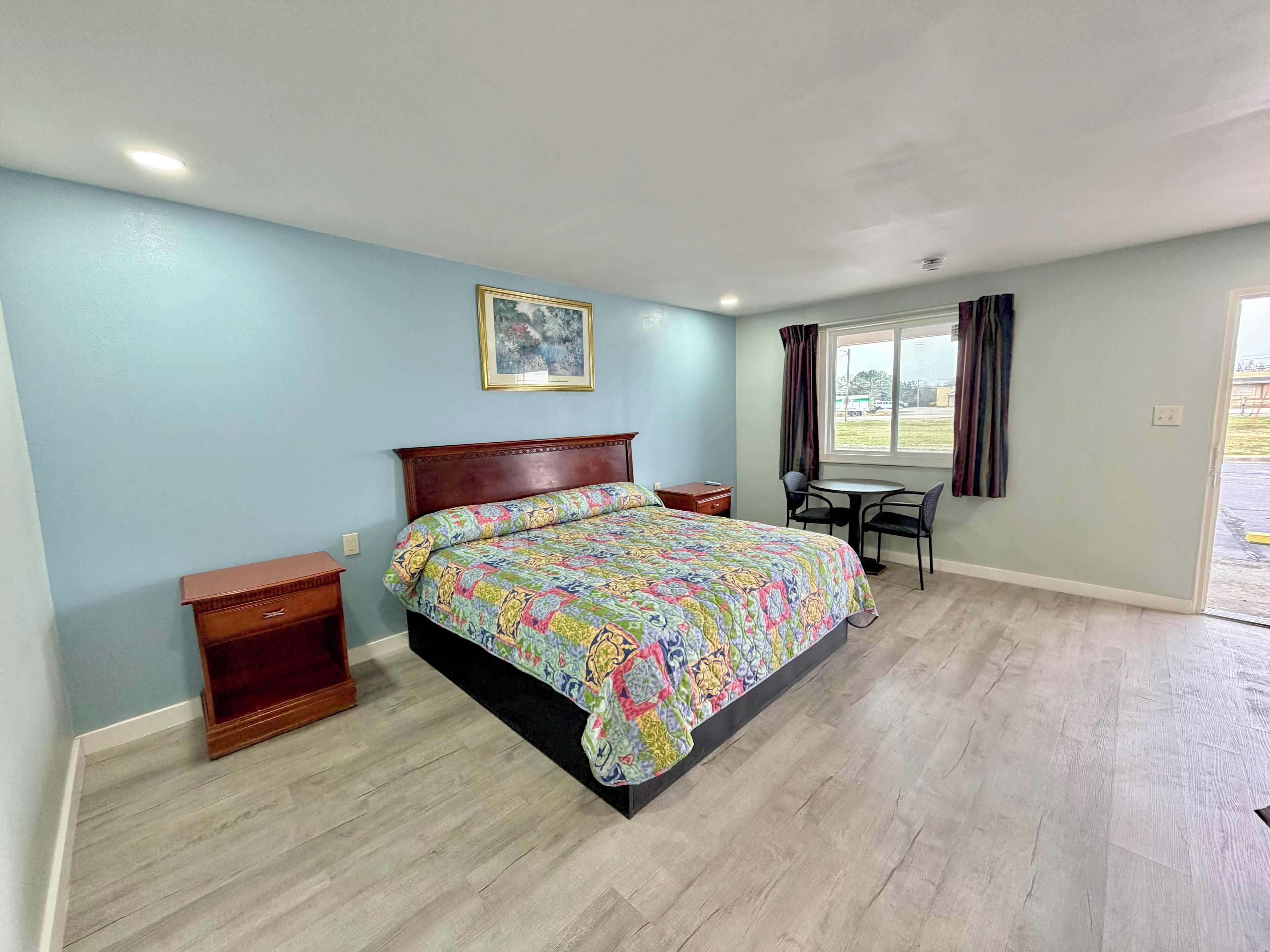 Un dormitorio con cama, escritorio y silla.