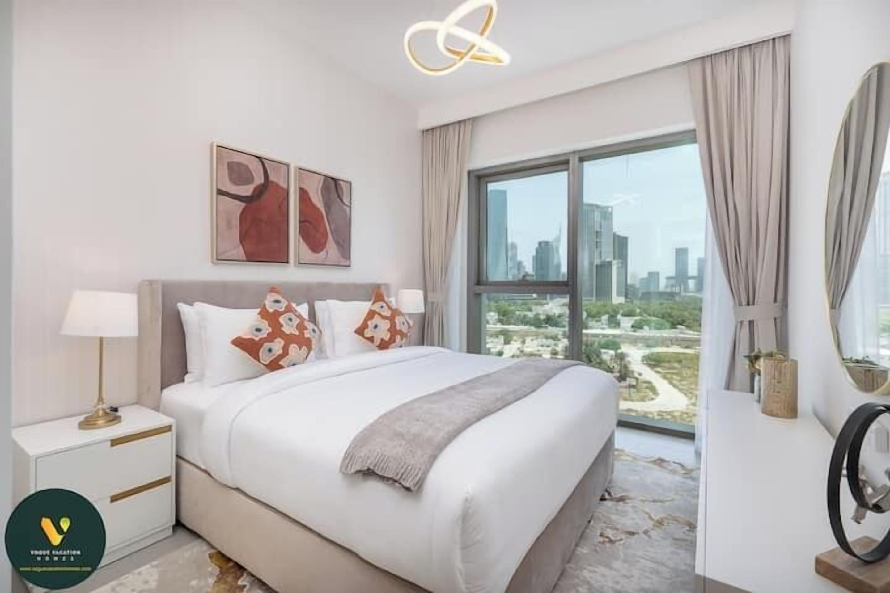 Luksusleilighet, balkong, byutsikt | Skrivebord for bærbar PC, strykejern/-brett og barnesenger