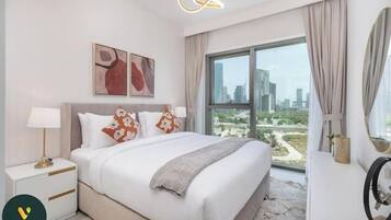 Luksusleilighet, balkong, byutsikt | Skrivebord for bærbar PC, strykejern/-brett og barnesenger