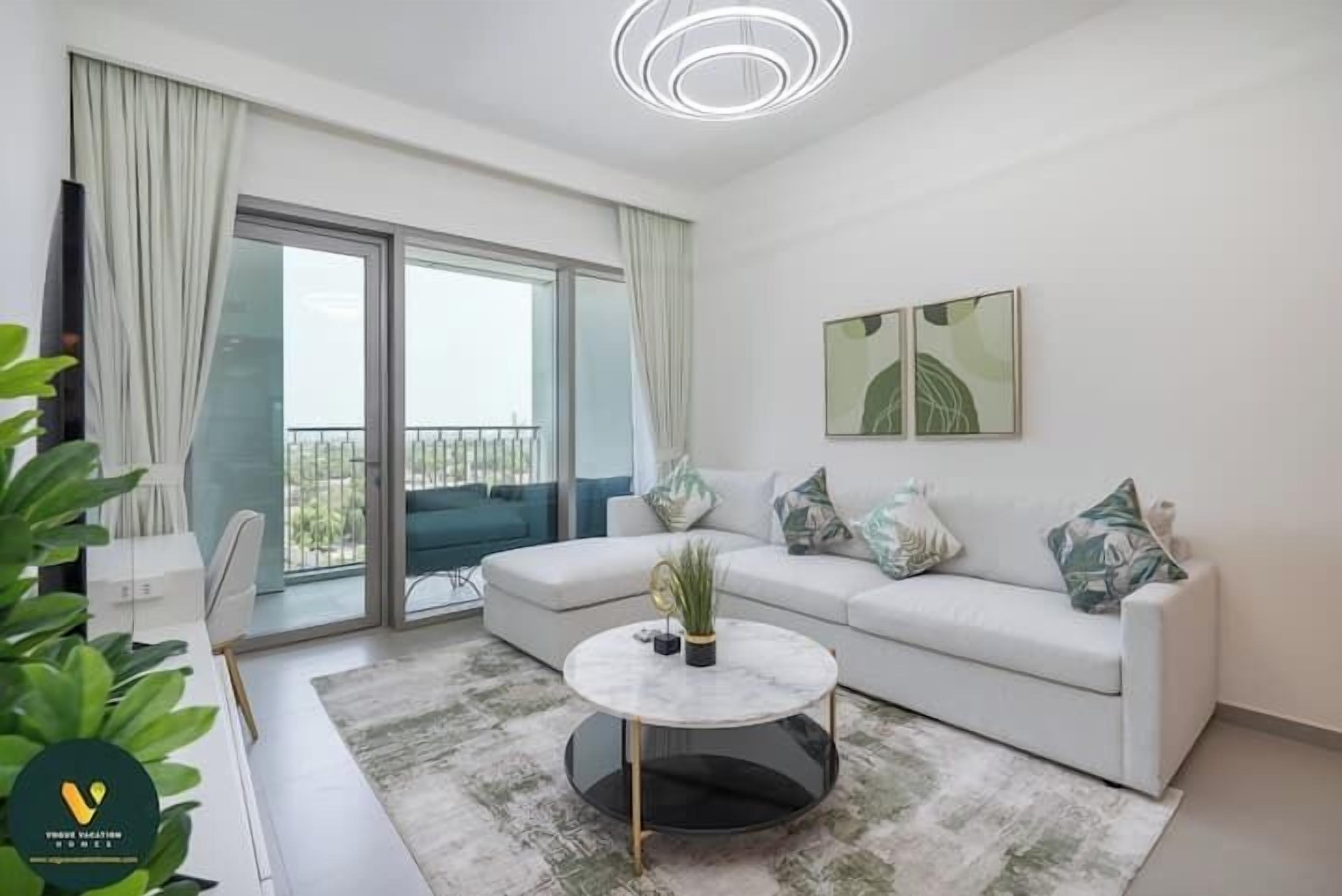 Luksusleilighet, balkong, byutsikt | Oppholdsområde | En 65-tommers smart-TV med kabel-kanaler