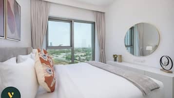 Luksusleilighet, balkong, byutsikt | Sengetøy i egyptisk bomull, sengetøy av topp kvalitet og safe på rommet