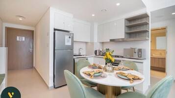 Luxe appartement, balkon, uitzicht op de stad | Dineren op de kamer