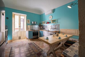 Fridge, microwave, oven, stovetop - Casa Sciuretta - Two Bedroom Apartment, Sleeps 5 (Syracuse)