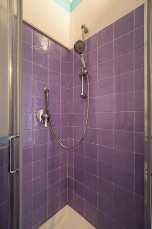 Shower, bidet - Casa Sciuretta - Two Bedroom Apartment, Sleeps 5 (Syracuse)