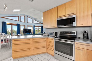 Fridge, microwave, oven, stovetop - Sandhill Unit: Oceanside| Dog Friendly (Duck)