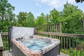 Outdoor spa tub - 3-bedroom house in soothing Sevierville with AC for relaxing stays (Sevierville)
