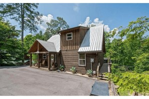 Exterior - 3-bedroom house in soothing Sevierville with AC for relaxing stays (Sevierville)