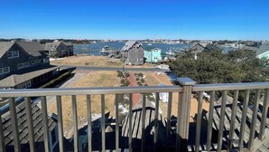 Una zona residencial con casas, un muelle y un puerto deportivo.