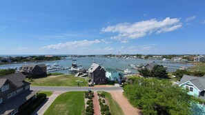 Een jachthaven met aangemeerde boten, een heldere lucht en woongebouwen op de voorgrond.