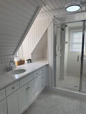 Douche, serviettes fournies, shampooing