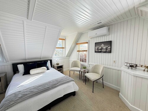 08-Flight Suite at The Castle Inn