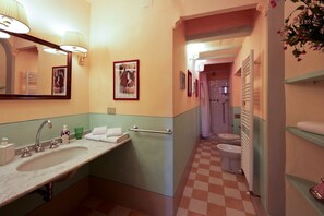 Shower, bidet - Apartments Florence- Classic Tornabuoni (Florence)