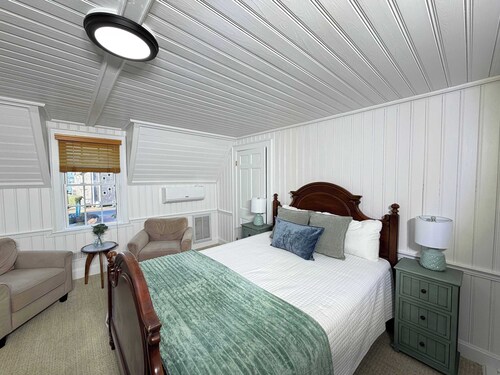 11-Sea Glass Suite at The Castle Inn