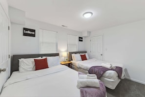 3 bedrooms, desk, iron/ironing board, WiFi - Mins to Children's Museum - Capitol Avenue Classic (Indianapolis)
