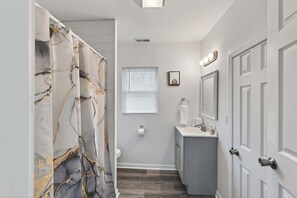 Shower, hair dryer, towels, shampoo - Mins to Children's Museum - Capitol Avenue Classic (Indianapolis)