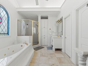 Hair dryer, towels - Stunning Spacious Family Home in University Park (Dallas)