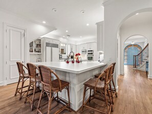 Fridge, microwave, oven, stovetop - Stunning Spacious Family Home in University Park (Dallas)