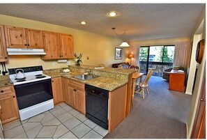 Microwave, oven, stovetop, dishwasher - Unit A 307 1-bedroom Full Bath Sleeps 6 condo Walk to Ski Lift Vail Village (Vail)