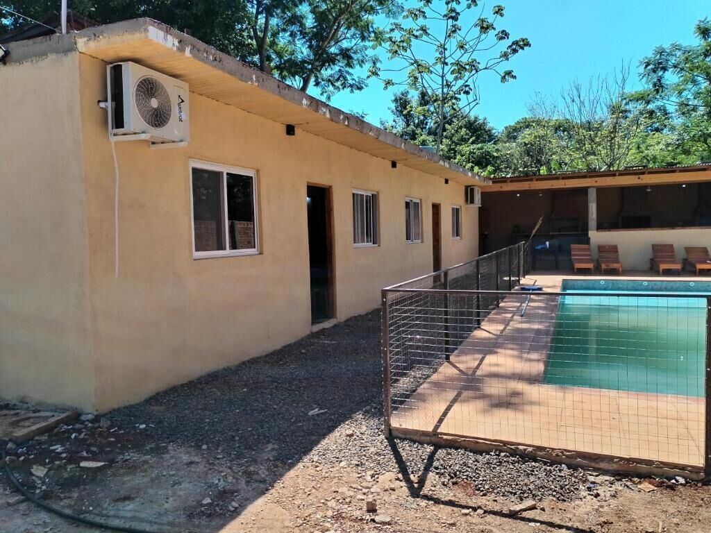 Un edificio con piscina, area recintata e condizionatore d'aria.
