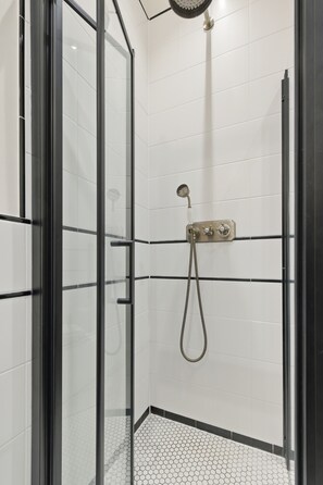 Shower, hair dryer, towels, shampoo - Modern 1BED Central Birmingham Apartment w Parking (Birmingham)