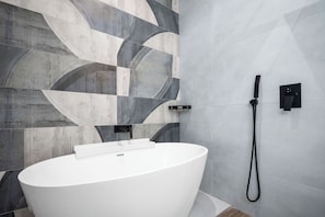 Haartrockner, Handtücher, Seife, Toilettenpapier