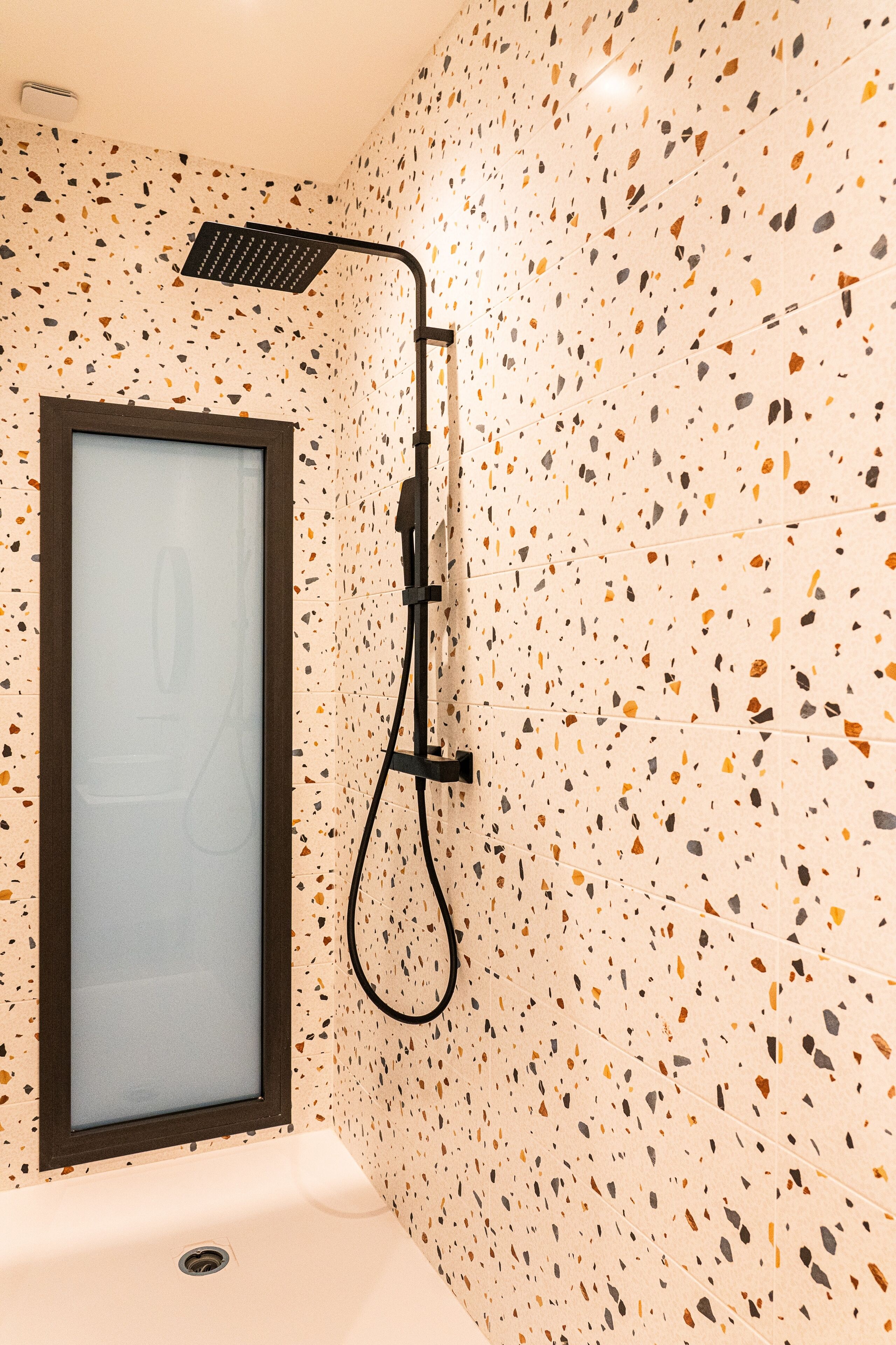 Een douche, een haardroger, handdoeken, zeep