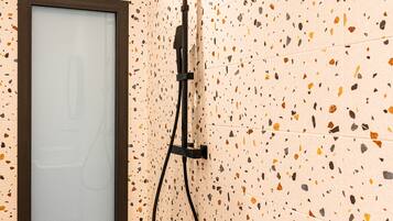 Een douche, een haardroger, handdoeken, zeep