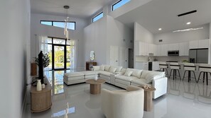 Living area - Elegant, bright and relaxing house in Cape Coral (Cape Coral)