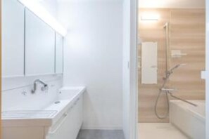 Haartrockner, Bidet, Handtücher, Seife