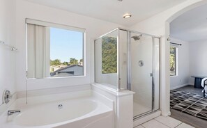 Shower, bidet, towels, soap - 3-bedroom house in fantastic Chandler with cool AC (Chandler)